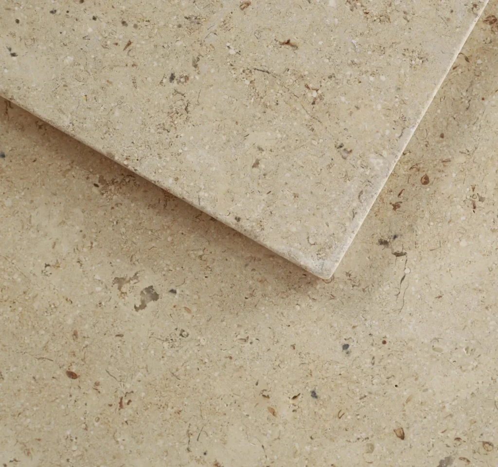 Imperial Gold imperial gold tumbled hond scaled 1.webp